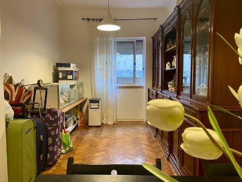 V E N D I D O - T2 Moscavide - 1º ANDAR - 2 Marquises - CENTRAL - Comboio e METRO