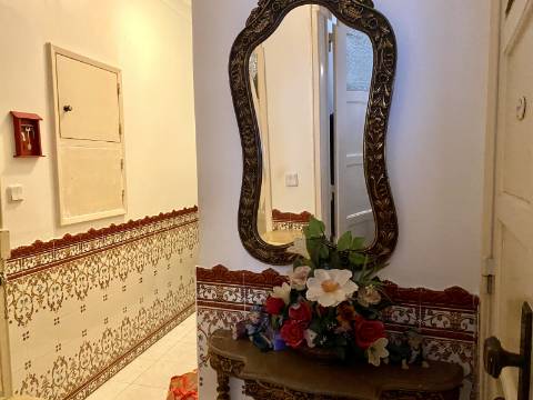 V E N D I D O - T2 Moscavide - 1º ANDAR - 2 Marquises - CENTRAL - Comboio e METRO