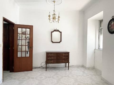 Apartamento T2+1 em Moscavide - RCH Alto c/ Terraço