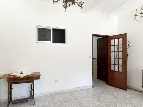 Apartamento T2+1 em Moscavide - RCH Alto c/ Terraço