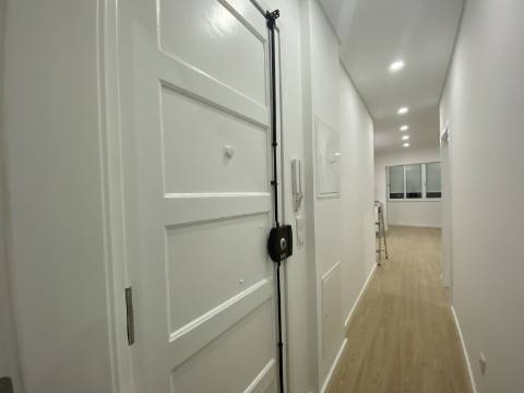 Apartamento p/ Venda T2 - Moscavide - Remodelado - 2º Andar - Varanda