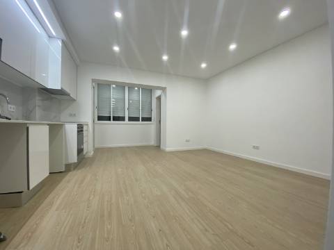 Apartamento p/ Venda T2 - Moscavide - Remodelado - 2º Andar - Varanda