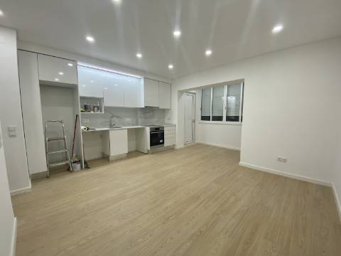 Apartamento p/ Venda T2 - Moscavide - Remodelado - 2º Andar - Varanda