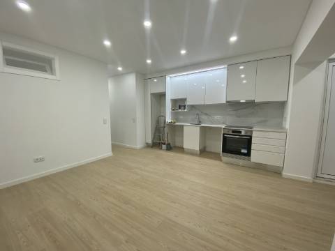 Apartamento p/ Venda T2 - Moscavide - Remodelado - 2º Andar - Varanda