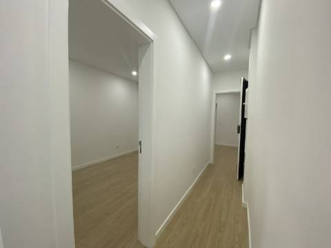 Apartamento p/ Venda T2 - Moscavide - Remodelado - 2º Andar - Varanda