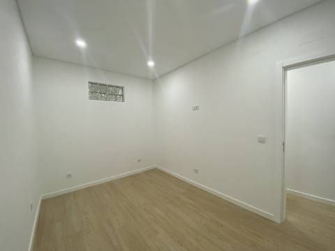 Apartamento p/ Venda T2 - Moscavide - Remodelado - 2º Andar - Varanda
