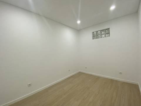 Apartamento p/ Venda T2 - Moscavide - Remodelado - 2º Andar - Varanda