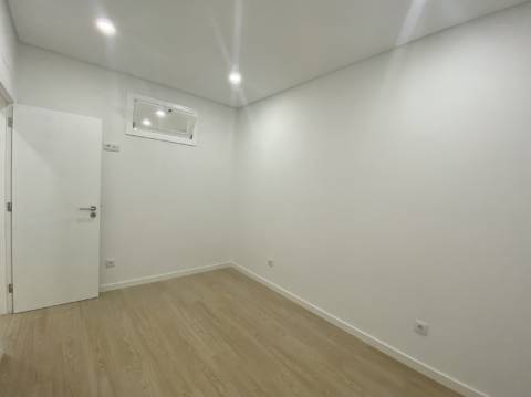 Apartamento p/ Venda T2 - Moscavide - Remodelado - 2º Andar - Varanda