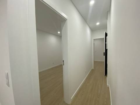 Apartamento p/ Venda T2 - Moscavide - Remodelado - 2º Andar - Varanda