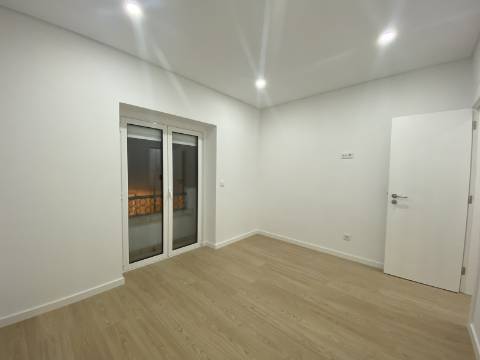 Apartamento p/ Venda T2 - Moscavide - Remodelado - 2º Andar - Varanda