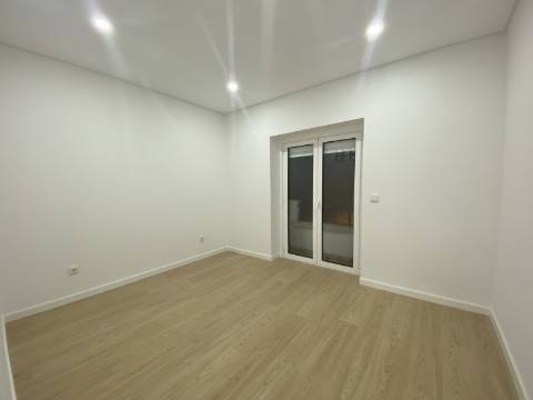 Apartamento p/ Venda T2 - Moscavide - Remodelado - 2º Andar - Varanda