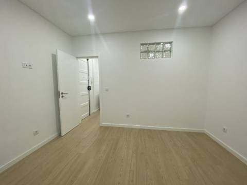 Apartamento p/ Venda T2 - Moscavide - Remodelado - 2º Andar - Varanda