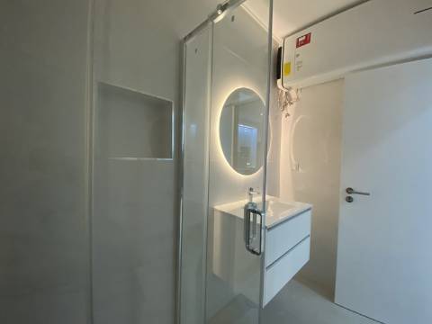 Apartamento p/ Venda T2 - Moscavide - Remodelado - 2º Andar - Varanda
