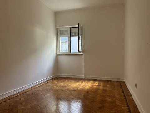 A R R E N D A D O - Apartamento T2+1 - Moscavide - Remodelado