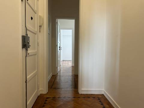 A R R E N D A D O - Apartamento T2+1 - Moscavide - Remodelado