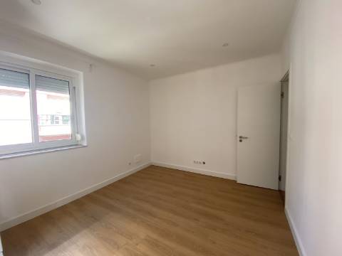 Apartamento T2 em Moscavide - Remodelado - 1º Andar