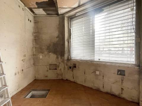 LOJA c/ Cave - Moscavide - Ideal para Comércio / Serviços - CENTRAL