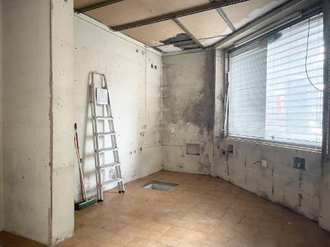 LOJA c/ Cave - Moscavide - Ideal para Comércio / Serviços - CENTRAL