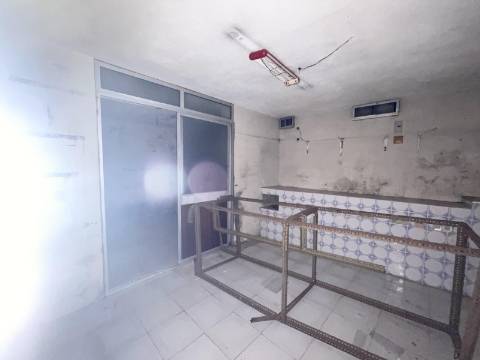 LOJA c/ Cave - Moscavide - Ideal para Comércio / Serviços - CENTRAL