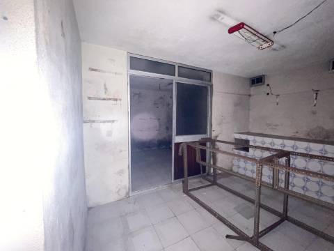 LOJA c/ Cave - Moscavide - Ideal para Comércio / Serviços - CENTRAL