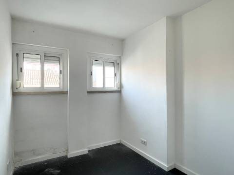 Apartamento T2 p/ ARRENDAR - Moscavide - Central - TERRAÇO