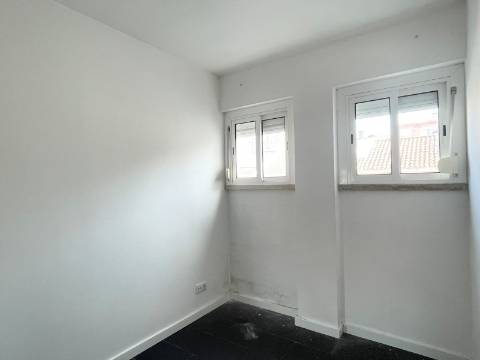 Apartamento T2 p/ ARRENDAR - Moscavide - Central - TERRAÇO