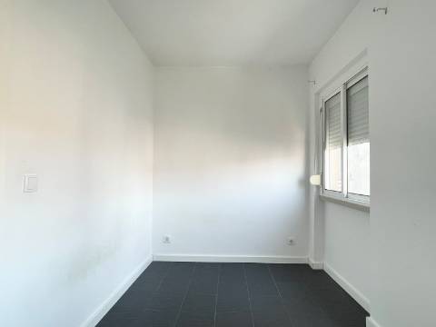 Apartamento T2 p/ ARRENDAR - Moscavide - Central - TERRAÇO
