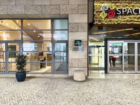 Escritório nos Olivais - Muita luz natural - Estacionamento