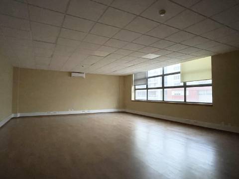 Escritório nos Olivais - Muita luz natural - Estacionamento