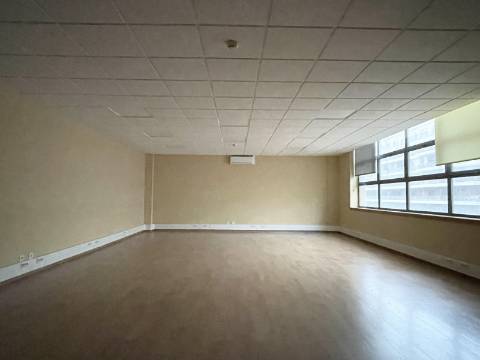 Escritório nos Olivais - Muita luz natural - Estacionamento