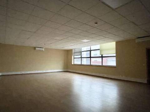 Escritório nos Olivais - Muita luz natural - Estacionamento