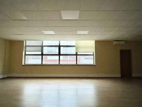 Escritório nos Olivais - Muita luz natural - Estacionamento