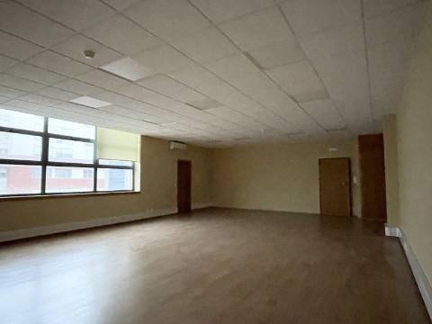 Escritório nos Olivais - Muita luz natural - Estacionamento