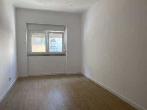 Apartamento T1 em Moscavide - Completamente Remodelado - 1º Andar