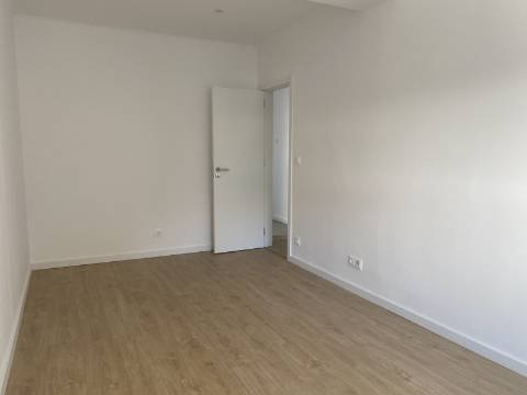 Apartamento T1 em Moscavide - Completamente Remodelado - 1º Andar