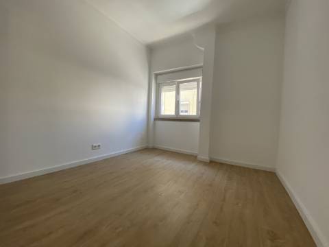 Apartamento T1 em Moscavide - Completamente Remodelado - 1º Andar