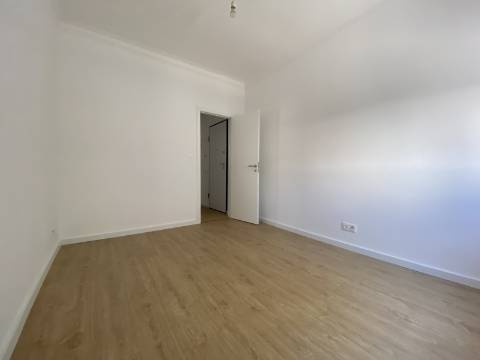 Apartamento T1 em Moscavide - Completamente Remodelado - 1º Andar