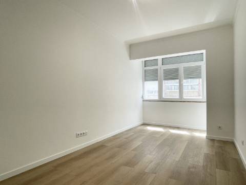 Apartamento T1 em Moscavide - 1º Andar - Recuperado