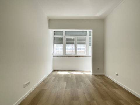 Apartamento T1 em Moscavide - 1º Andar - Recuperado