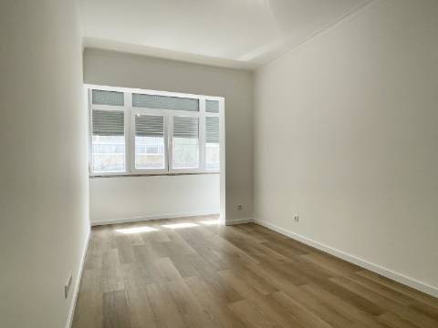 Apartamento T1 em Moscavide - 1º Andar - Recuperado