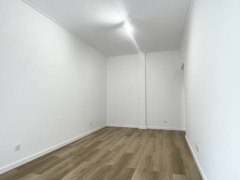 Apartamento T1 em Moscavide - 1º Andar - Recuperado