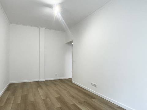 Apartamento T1 em Moscavide - 1º Andar - Recuperado