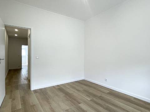 Apartamento T1 em Moscavide - 1º Andar - Recuperado