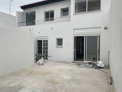 Andar de Moradia T3 - Rés-do-Chão - 2 TERRAÇOS - Santa Iria da Azóia