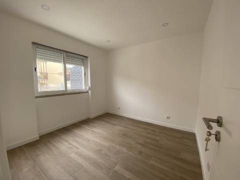 Andar de Moradia T3 - Rés-do-Chão - 2 TERRAÇOS - Santa Iria da Azóia