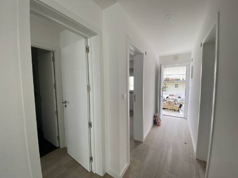 Andar de Moradia T3 - Rés-do-Chão - 2 TERRAÇOS - Santa Iria da Azóia