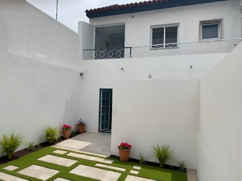 Andar de Moradia T3 - 1º Andar - 1 TERRAÇO - 2 Varandas em Santa Iria da Azóia