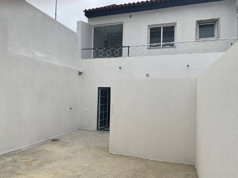 Andar de Moradia T3 - 1º Andar - 1 TERRAÇO - 2 Varandas em Santa Iria da Azóia