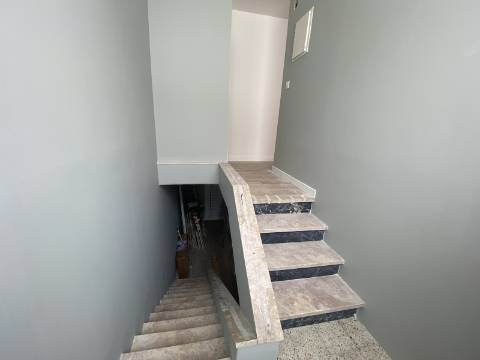 Andar de Moradia T3 - 1º Andar - 1 TERRAÇO - 2 Varandas em Santa Iria da Azóia