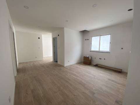 Andar de Moradia T3 - 1º Andar - 1 TERRAÇO - 2 Varandas em Santa Iria da Azóia